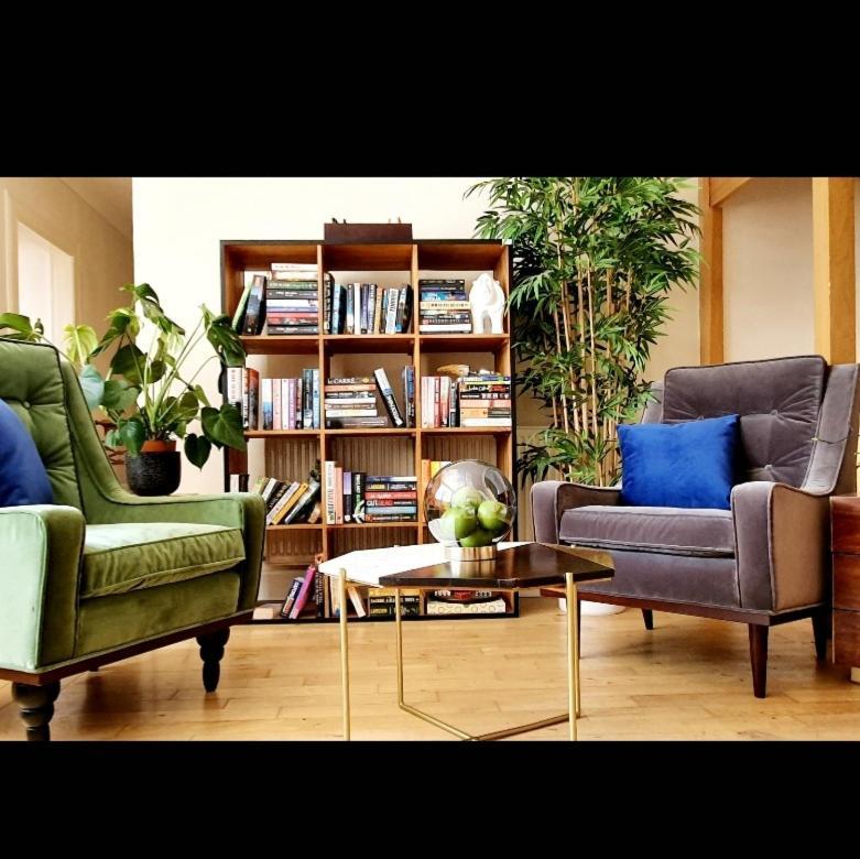 The New Blue Horse Suite At The Grumpy Schnauzer B&B Luxury Private Indoor Hot Tub Breakfast In Bed Airdrie Exterior foto
