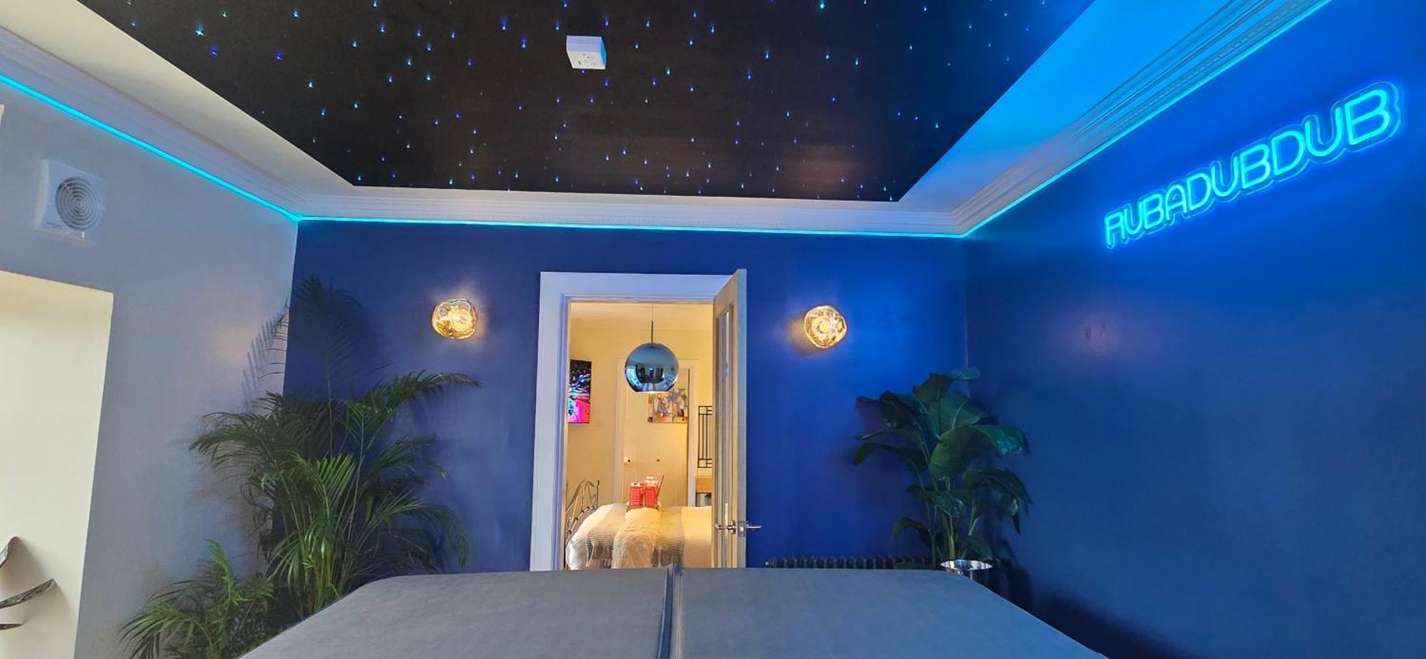 The New Blue Horse Suite At The Grumpy Schnauzer B&B Luxury Private Indoor Hot Tub Breakfast In Bed Airdrie Exterior foto